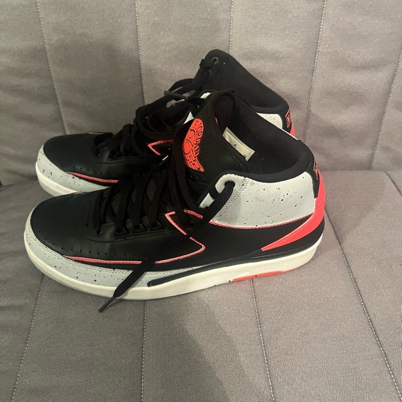 Retro 2 men size 9 preowned good condition - Picture 3 of 9